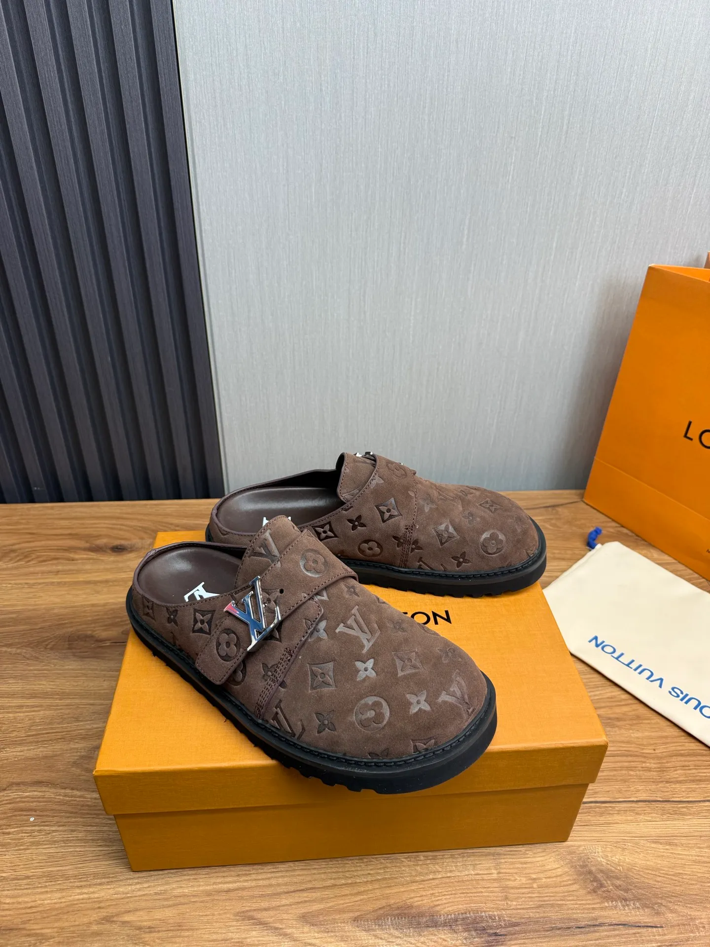 Men's men's shoes 460💰 Lv. Popular couple slippers hot sale🩷💚 🩴Official website one to one production 35-45 sizes 45 46 🉑️Customized!